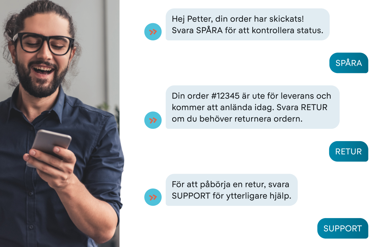 Lycklig man har en SMS-konversation med ett företag