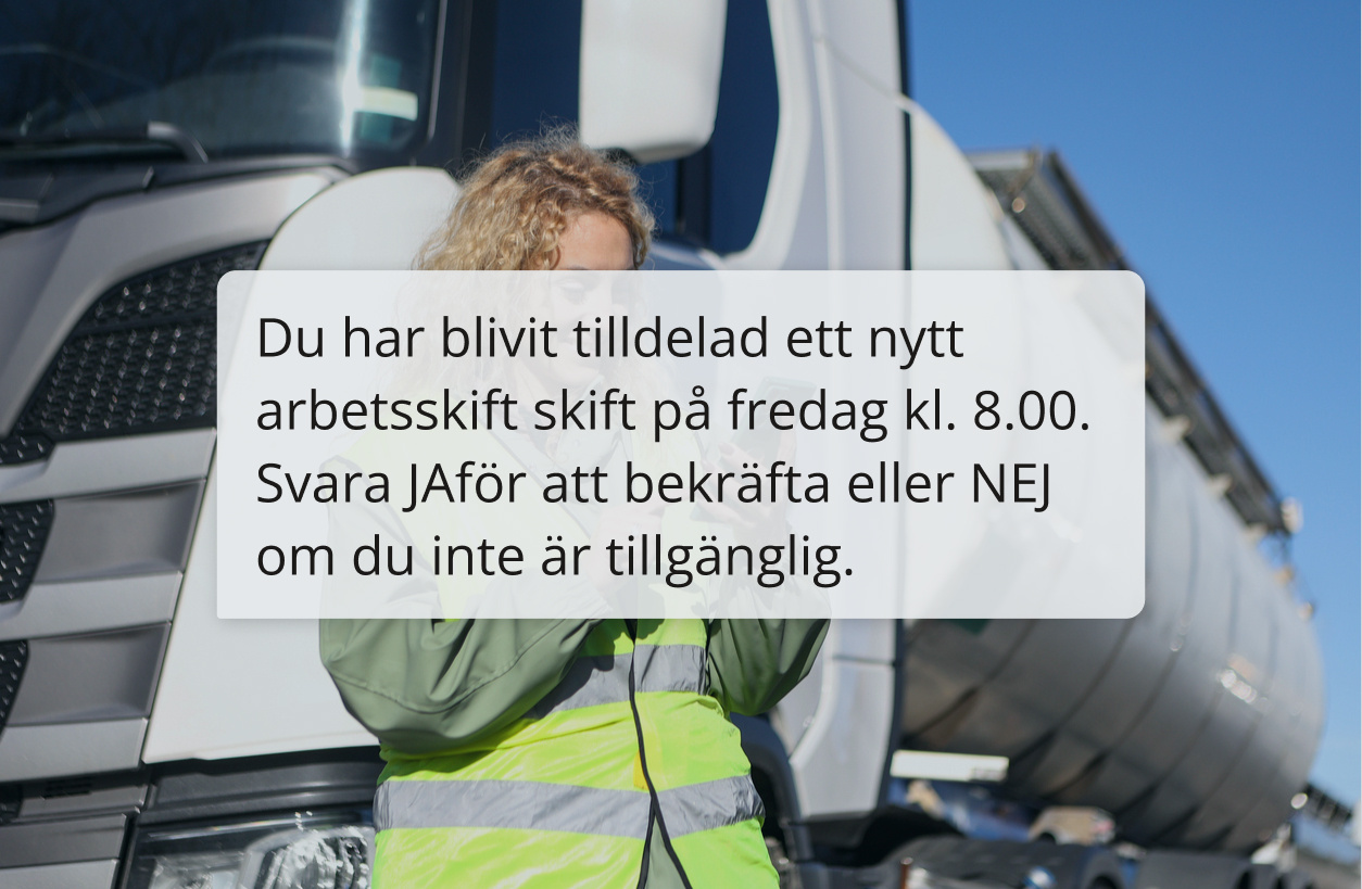 Kvinna läser textmeddelande framför lastbil