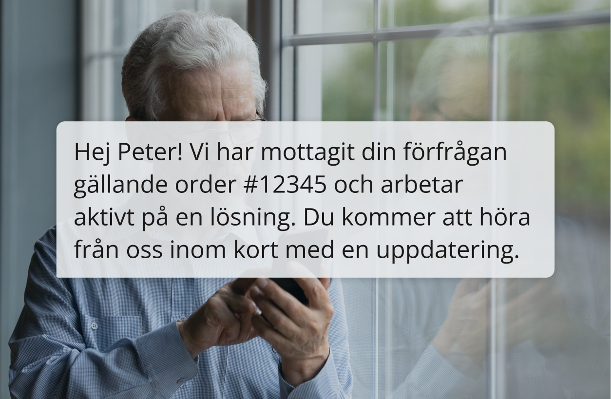 Man läser textmeddelande från kundtjänst