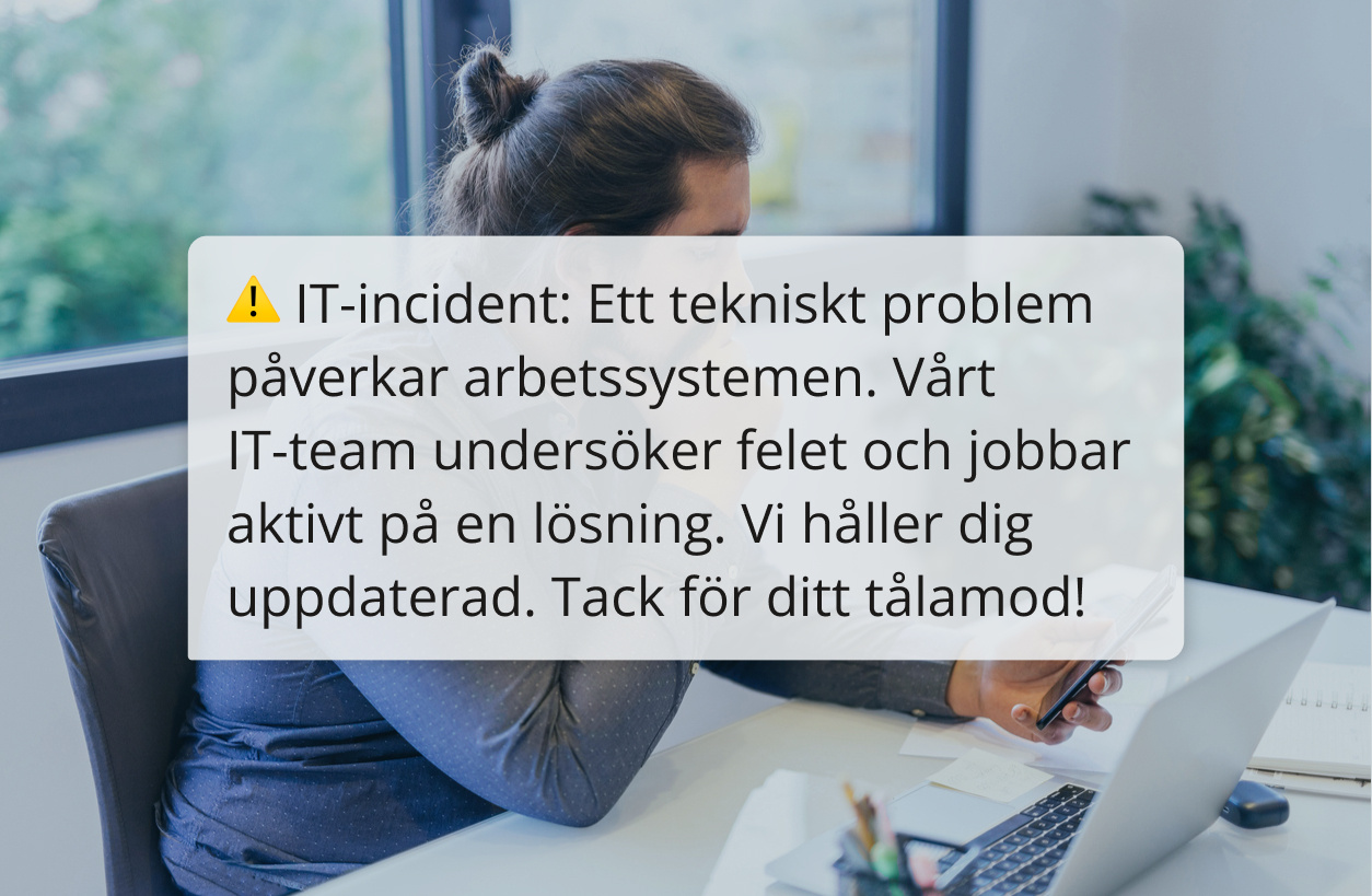 Man läser textmeddelande på hemmakontoret